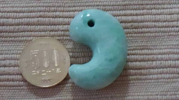 糸魚川ヒスイ、勾玉（大）緑系30ｇ(2)　送料無料