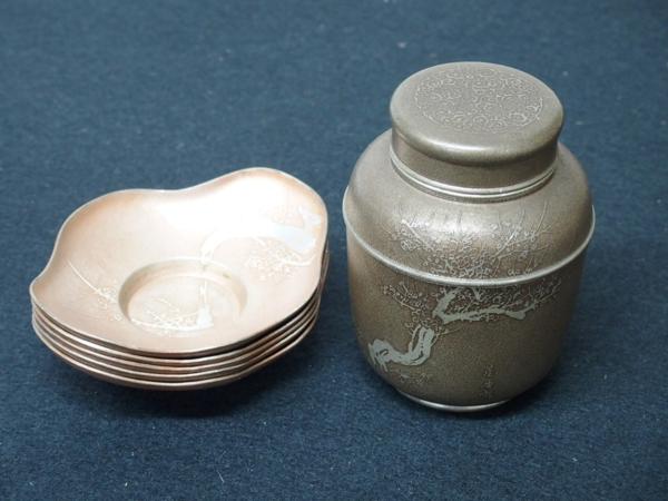 ☆骨董品 勝章 錫製唐草蓋四君子紋茶壺 銘有 梅柄茶托5客 茶道具 工芸