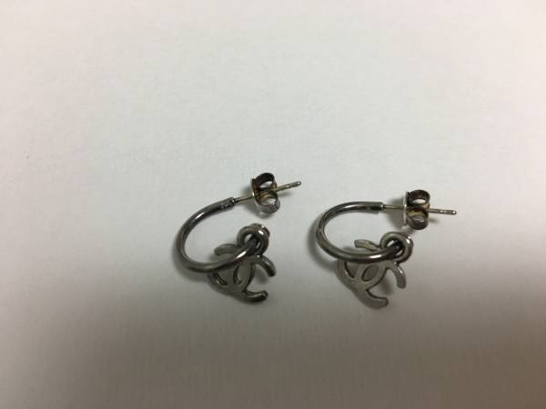 CHANEL ロゴチャーム シルバーピアス シャネル 【公式通販】 CHANEL ロゴチャーム シルバーピアス シャネル 【公式通販】