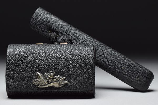 【革製煙草入（銅製塗銀鯉人物文前金具）煙管筒】 金工提物印籠