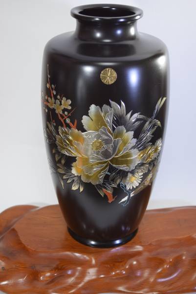 豪華黒彫金 天皇陛下菊の御紋入青銅花瓶