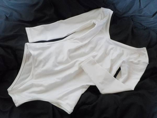 レオタードused美品　光沢純白　日本製品　　M