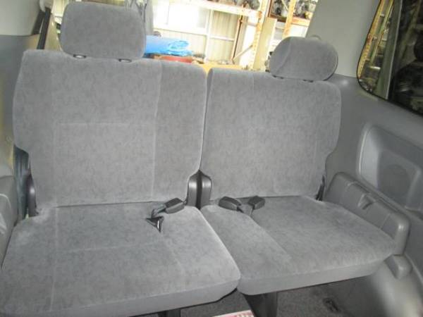 ヴォクシーAZR60G　16年式　3列目/リヤ/リアシート☆NO170017