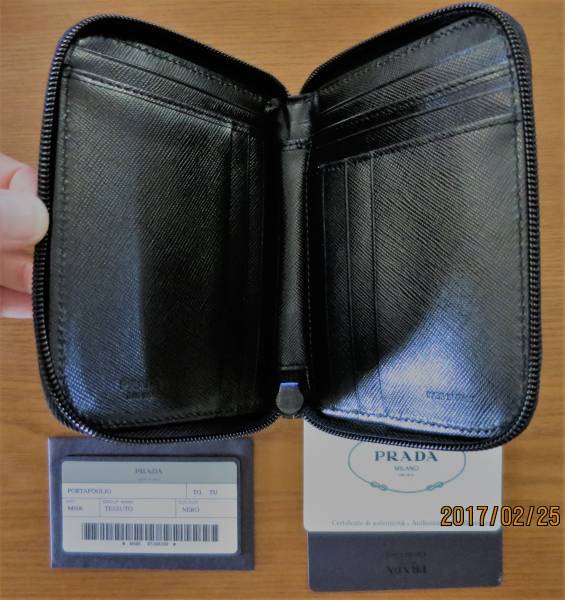 ★PRADA☆美品☆二つ折り財布(小銭入れなし) 黒　