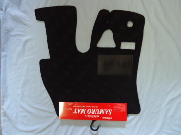 日産　クオン専用 フロアマット 運転席のみ　ブラック