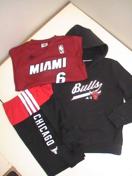 アディダス：Ｔシャツ、　シカゴ　ブルス　ハーフパンツ、フード付きトレーナー　３点セット／140_1