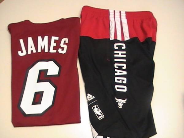 アディダス：Ｔシャツ、　シカゴ　ブルス　ハーフパンツ、フード付きトレーナー　３点セット／140_2