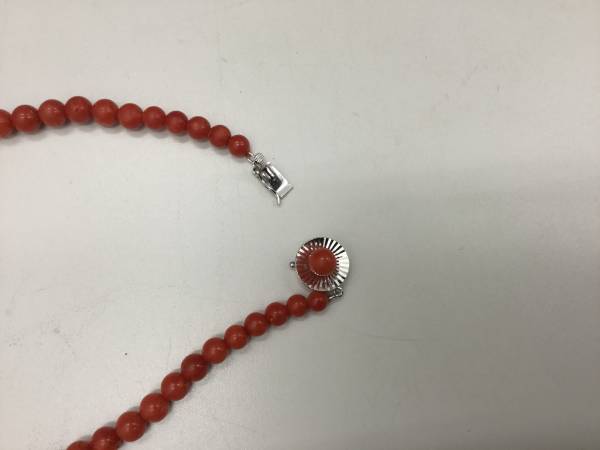 中古品　血赤珊瑚 玉径15mm ネックレス 金具K14WG刻印 箱付き 41.3g *10382