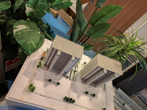 ジオラマ　マンション　2棟　木　草　