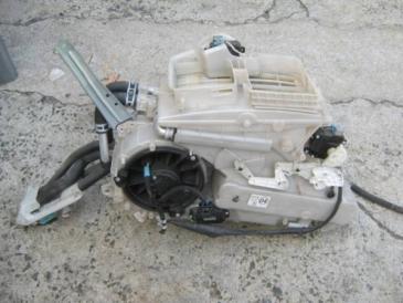 ★☆ノア　ヴォクシー　ZRR70W　リアエアコンユニット？☆★