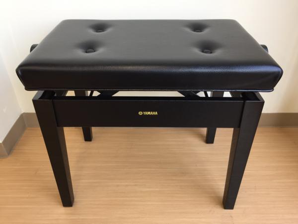 ピアノ椅子 YAMAHA ヤマハ 黒 鏡面艶出し 4ボタン 角脚 高低自在椅子
