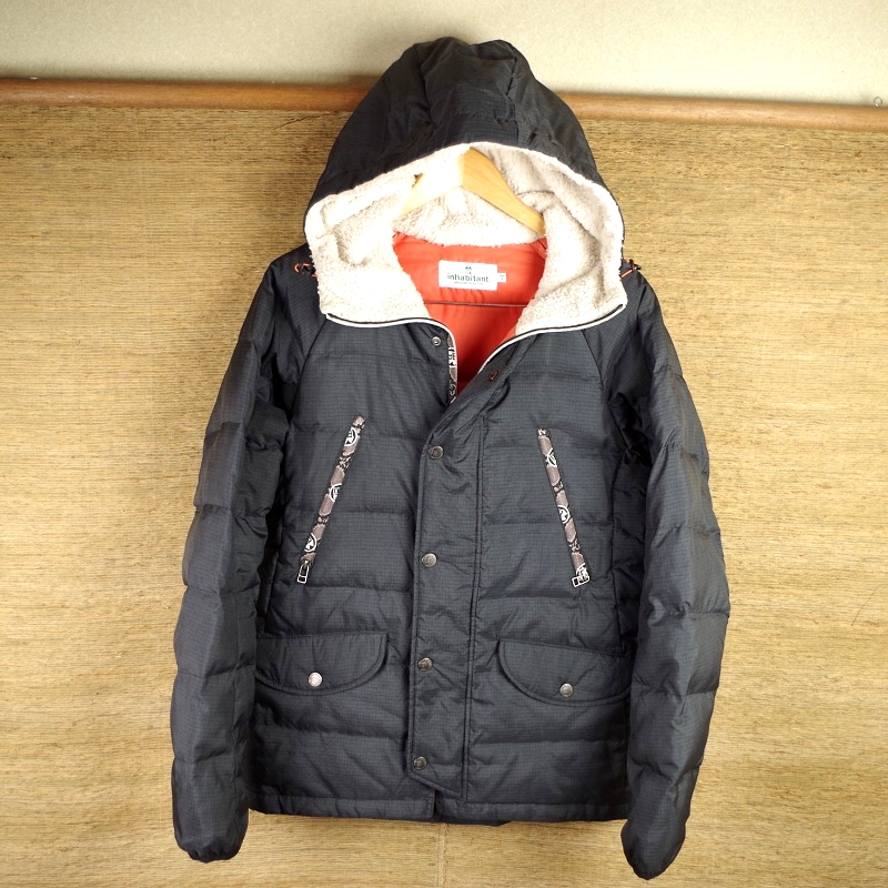 「inhabitant/インハビタント」ダウンジャケット（ダークグレー）