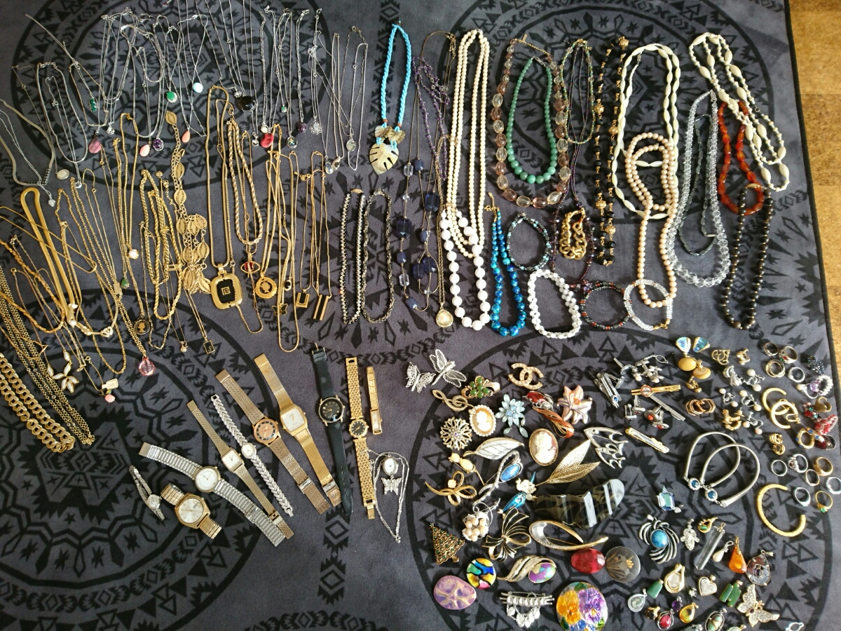 アクセサリーまとめ売り ネックレス、指輪、時計、ブローチ、イヤリング、トップス 、シルバー、ゴールド、石など 約200点