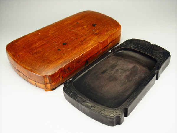 【治】中国古玩　唐木箱付　山水風景紋端渓硯☆中国硯　唐物　書道具　HZ054