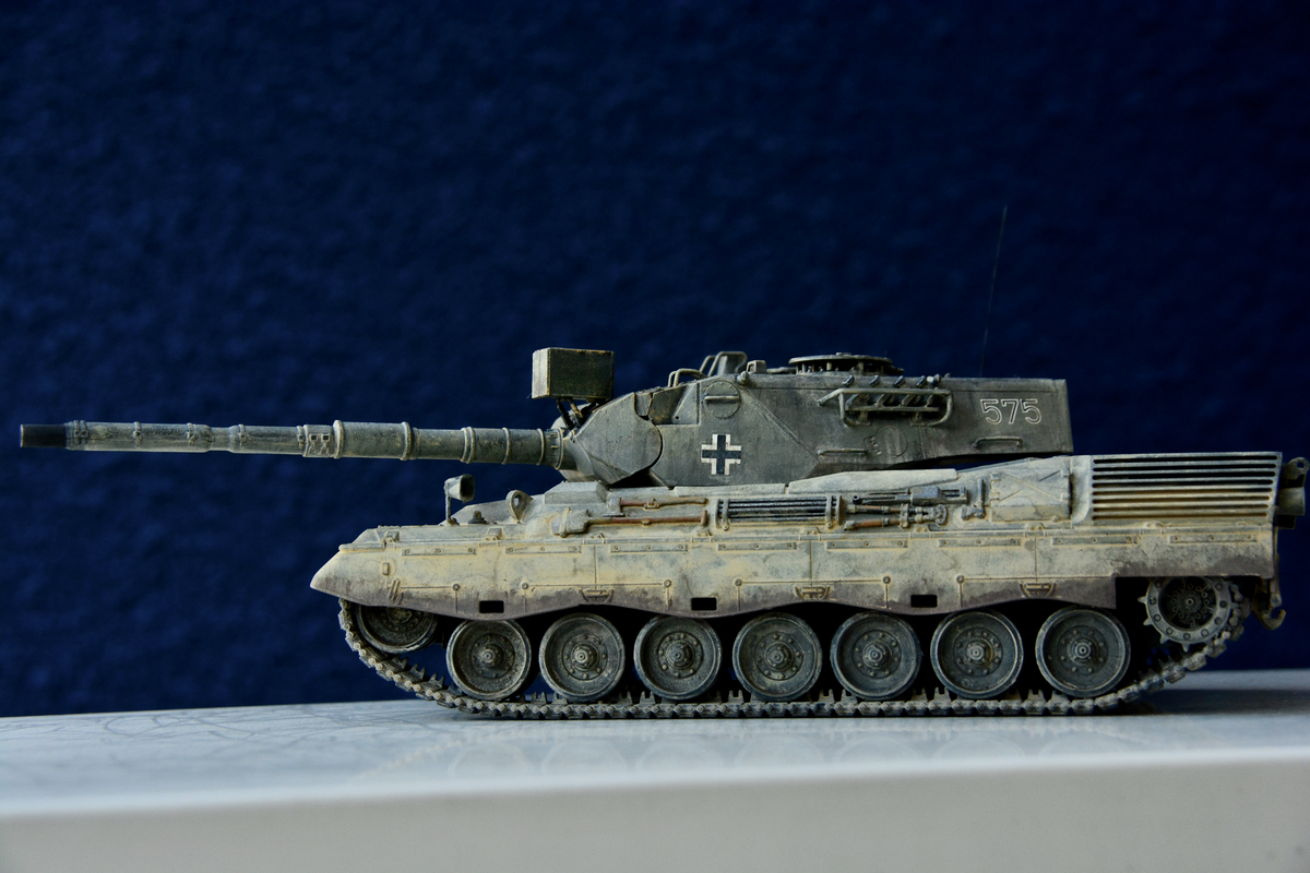 塗装済み完成品】西ドイツ陸軍 レオパルド1A4戦車（1/35）ケース付き
