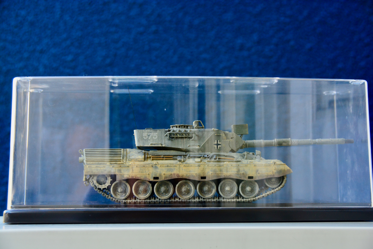 塗装済み完成品】西ドイツ陸軍 レオパルド1A4戦車（1/35）ケース付き