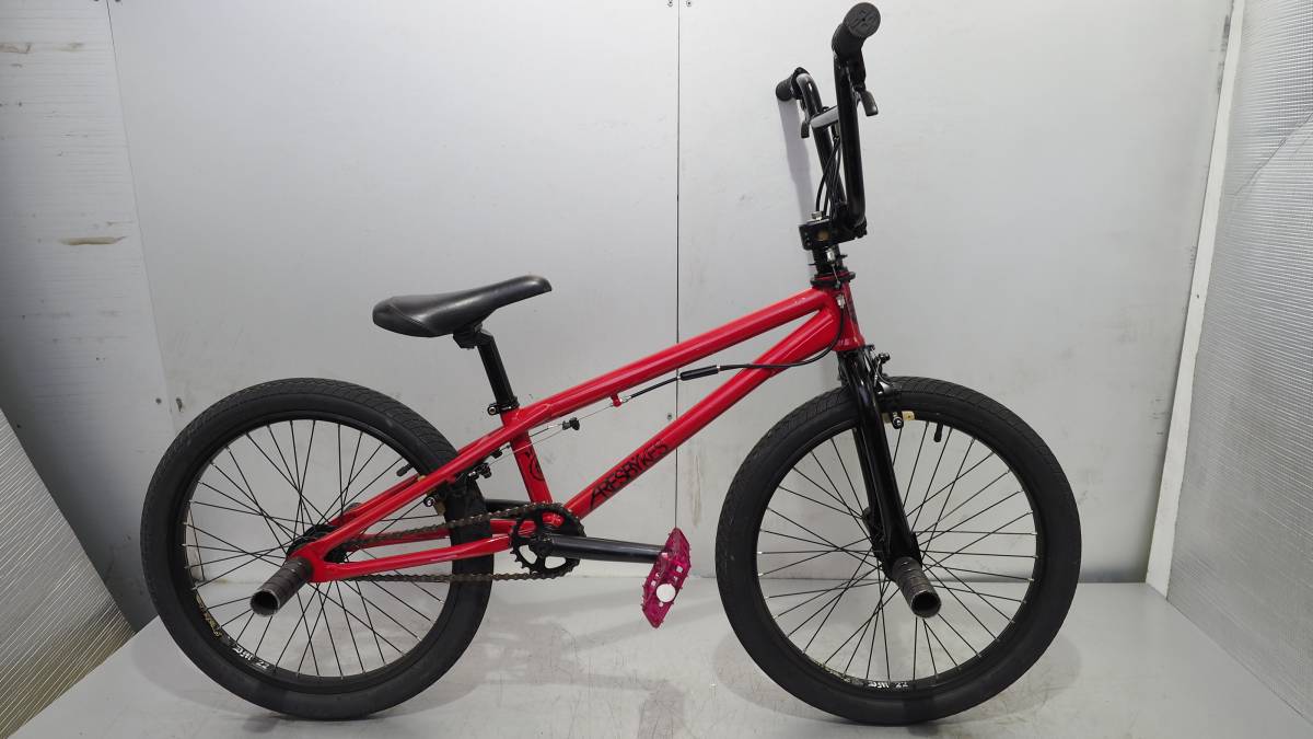B><BR><BR>商品名：BMX ジャイロ搭載20インチモデル<BR>サイズ：約、W145×D59×H88cm<BR>カラー：マットブラック(つや消しブラック)<BR>配送費用：<BR>その他全国一律  　４５００円<BR>北海道　　　　　 ６５００円<BR>※但し、沖縄や離島などの特別地域などは別途運送会社などにお見積もりとなります。<BR>備考：<BR>※本製品は組立式の状態での出荷となりご到着後、落札者様自身で組立てなどをして頂く必要がございます。サドルやグリップなどのデザインについては若干の仕様変更がある場合がございます。<BR>※未使用品ですが倉庫会社の過剰在庫品や展示商品や長期保管商品などになり発送時の外箱が不足している場合がございますのでその場合はエアパッキンなどで簡易梱包での発送となります。<BR>※同梱不可となります。<BR><BR>【自転車防犯登録のお願い】<BR>自転車購入時や友人等から譲り受けた場合は法律(自転車法第12条第3項)で防犯登録を行う事が義務付けられています。最寄りの自転車販売店で必ず手続きをお願いします。<BR><BR><CENTER><img loading=