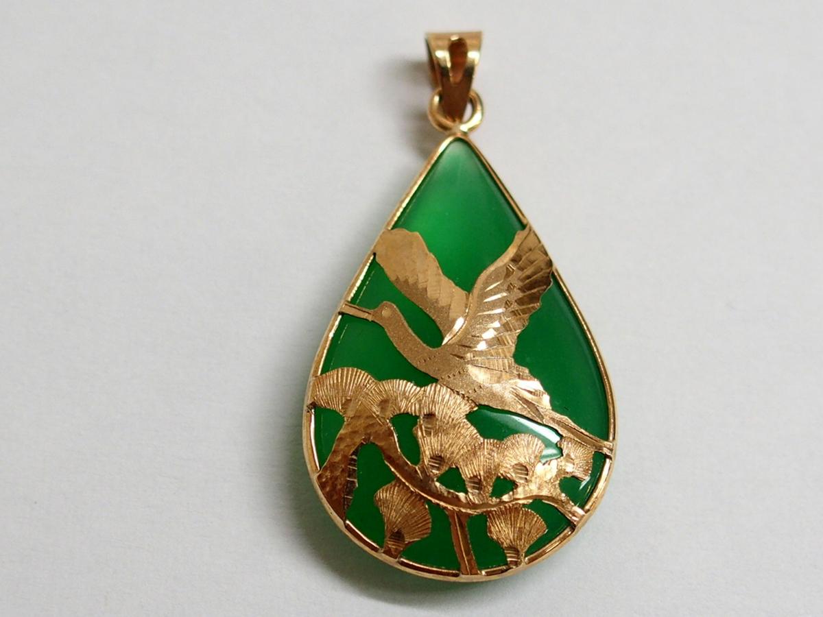 送料180円 14金 14K 鶴松モチーフ デザイン ペンダントトップ ネックレストップ 翡翠？ 緑色石 総重量約3.5g f001