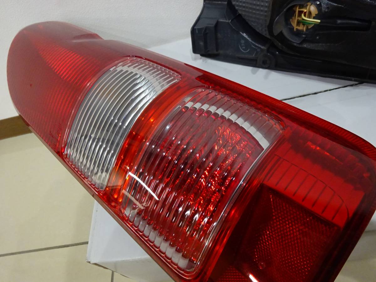 新車外しハイエース 8型 純正テールランプ 寒冷地仕様 左右セット