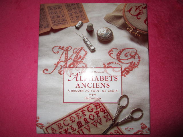 洋書 ALPHABETS ANCIENS A BRODER AU POINT 洋書クロスステッチAlphabets anciens a broder au point de croix