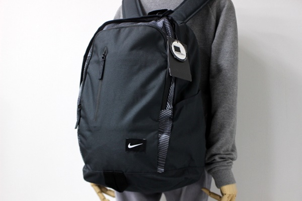 人気SALE，100%新品 税抜12000円以上 NIKE ナイキ メンズ リュックサック 黒灰 4857-060 六(リュックサック、デイパック)｜売買されたオークション情報、yahooの商品情報をアーカイブ公開 - オークファン リュックサック、デイパック