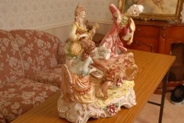新品保管品　カポディモンテ　 CAPODIMONTE　置物　イタリア CAPODIMONTE カポディモンテ イタリア ITALY 陶器 置物 貴婦人 演奏