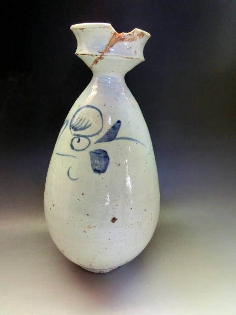 花瓶□染付 壷 花器 徳利型 花唐草 砂高台 伊万里 古美術 時代物 骨董