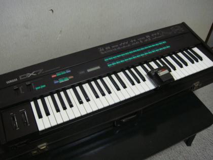 YAMAHA DX7 シンセサイザー DATA-ROM付 通電確認 ケース付き ジャンク