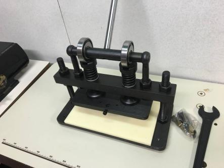 ★レザークラフト用　ハンドクリッカー　型抜き　手動式　★革漉き　総合送り ハンドクリッカープレス