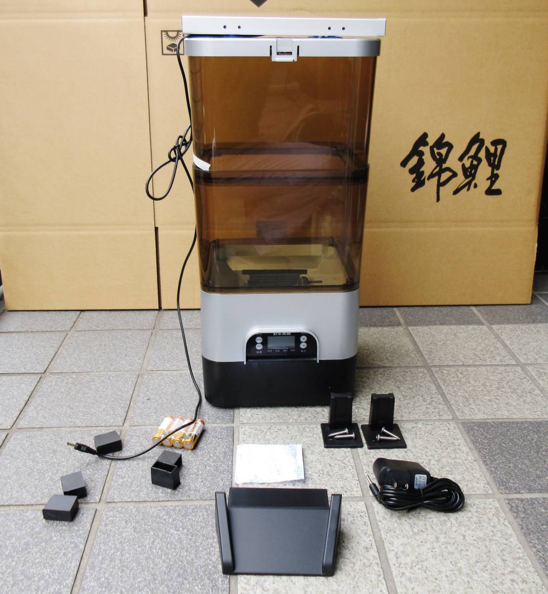 自動餌やり器 新品未使用 錦鯉七福☆新品【自動給餌器 自動餌やり機】太陽光 20Lタイプ 日本語