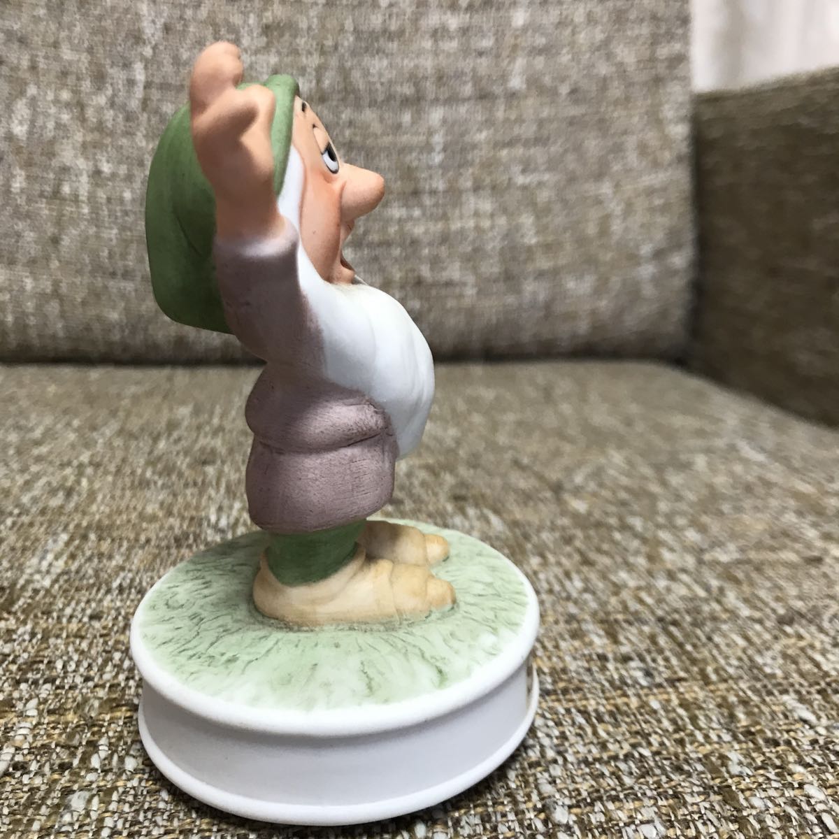 ディズニー 白雪姫 七人の小人 陶器 オルゴール フィギュア Disney 小人 スリーピー ブラームスの子守唄 ディズニー 売買されたオークション情報 Yahooの商品情報をアーカイブ公開 オークファン Aucfan Com
