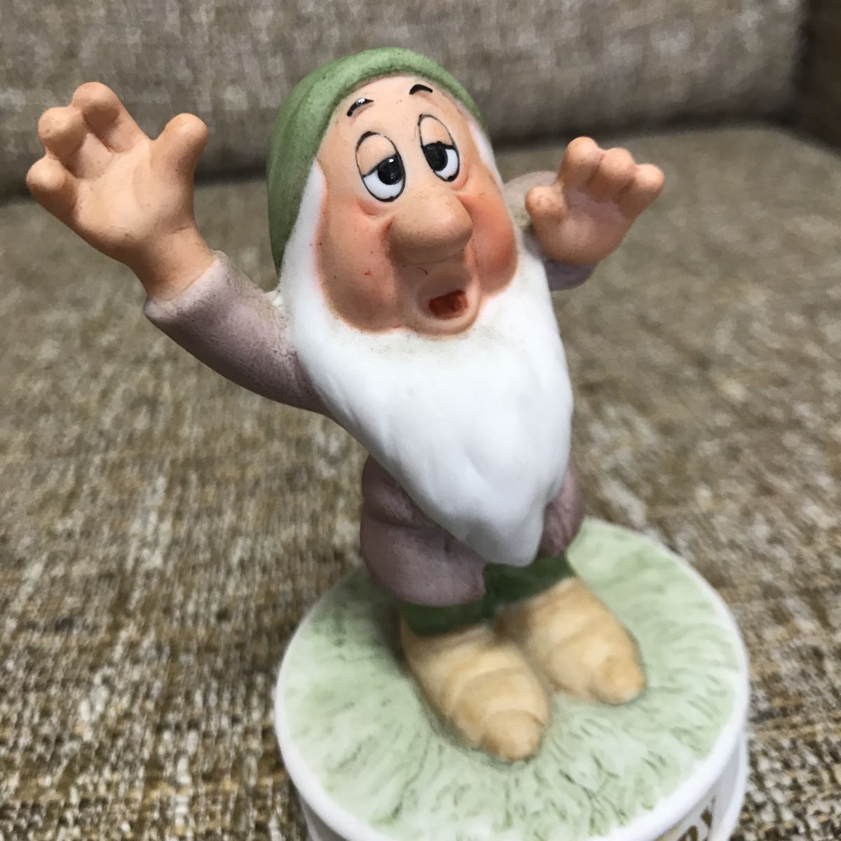 ディズニー 白雪姫 七人の小人 陶器 オルゴール フィギュア Disney 小人 スリーピー ブラームスの子守唄 ディズニー 売買されたオークション情報 Yahooの商品情報をアーカイブ公開 オークファン Aucfan Com