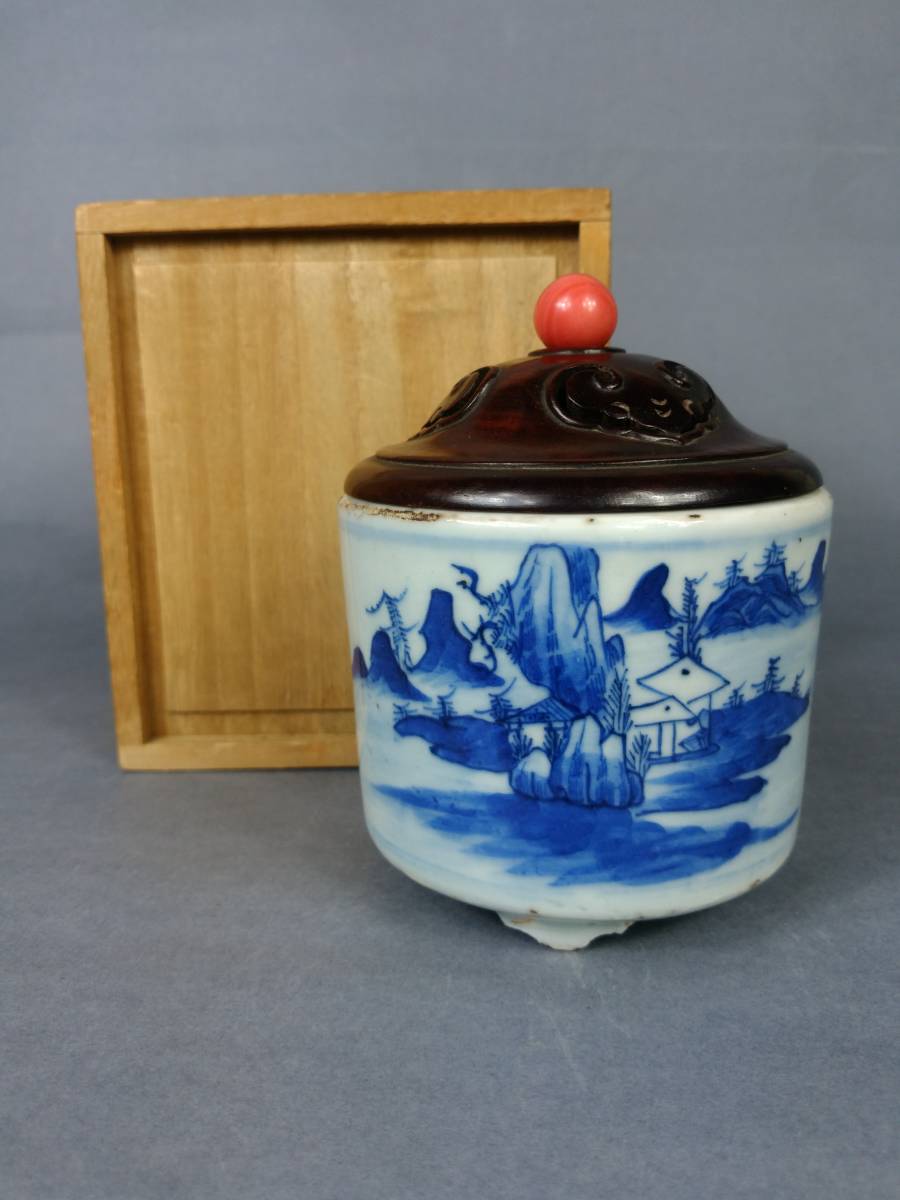 中国 清時代 骨董品 香炉染付 蓋物 陶芸古美術、 。 時代 香炉 染め付け 山水紋 清時代 唐木の蓋付き 中国美術