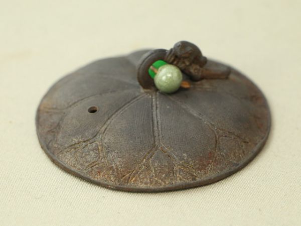 ■藤■ 龍文堂 安之介 造 【 鉄地急須 】［ 蓮 翡翠 蛙飾 ]　龍口 共箱 鉄地 湯沸し 海外発送対応 11613-11