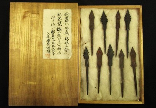 戦国～江戸期　鉄製　鏃(やじり)　剣菱型矢じり5本と切り込み剣菱型矢じり4本　計9本　検　武具　甲冑　鍔　太刀　日本刀　根付