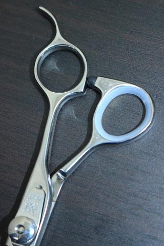 美容ハサミのメーカー DOWA INTERNATIONAL 飛燕シザー 日本のシザー