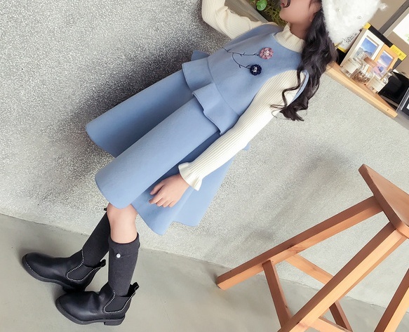 女の子可愛いダッフルワンピースウエストフリル刺繍フラワーノースリーブワンピース青色130ｃｍ