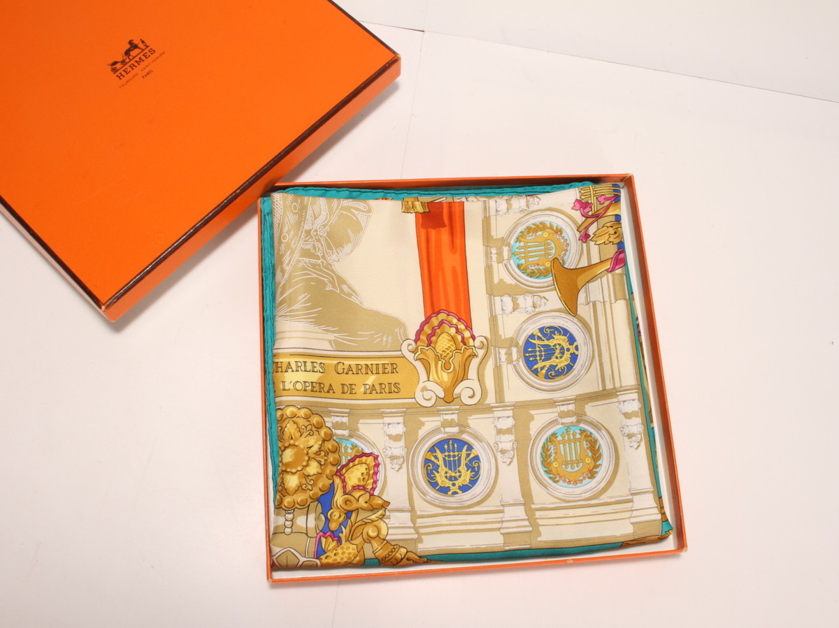 エルメス シルク 100% カレ 90 スカーフ HOMMAGE A CHARLES GARNIER　（シャルル ガルニエへの賛辞） 絹 SILK ストール レターパック対応 エルメス カレ90 スカーフ \u2013 シルクスカーフ 104062T