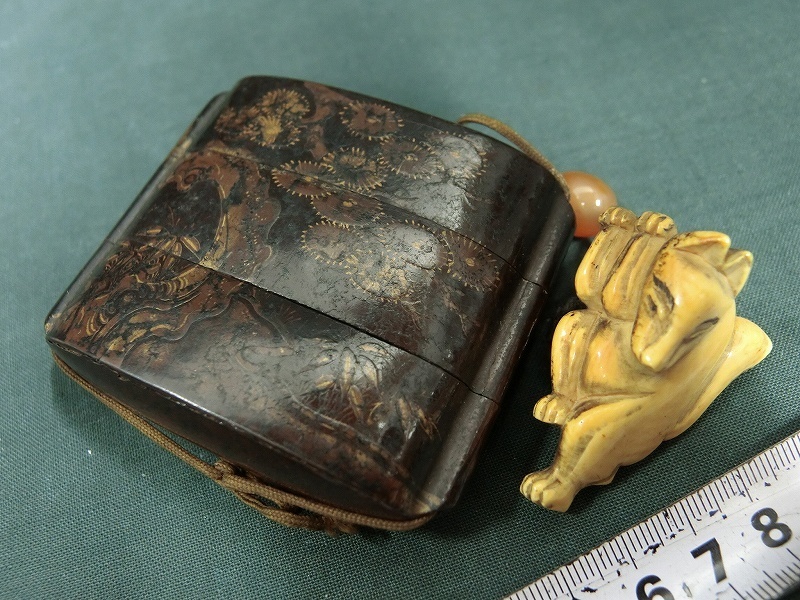 A0851 本象牙彫刻狐根付・松蒔絵印籠・瑪瑙緒締 計60g 【公式通販】