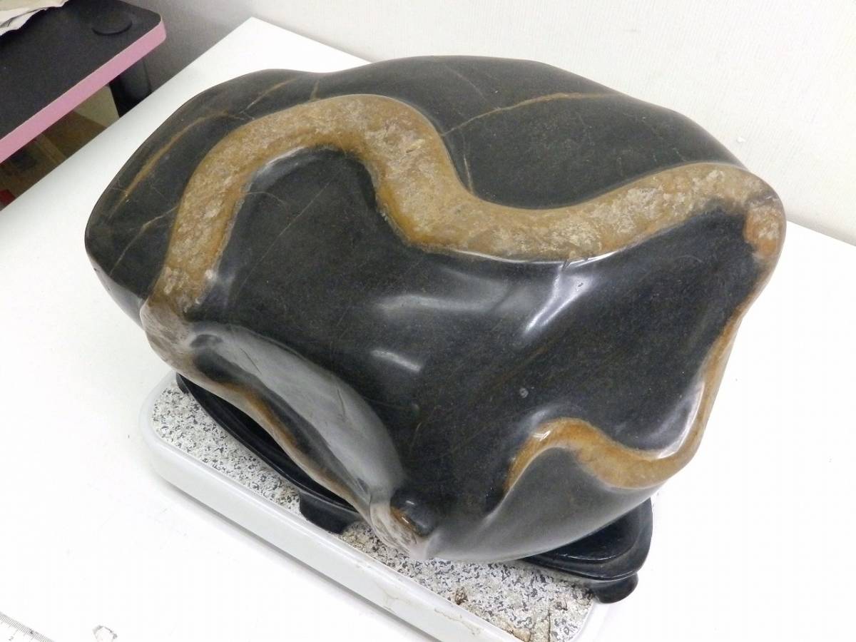 蛇紋石3．1kg 希少 蛇紋石 大サイズ 15kg 鑑賞石 台座付属 天然石 置物
