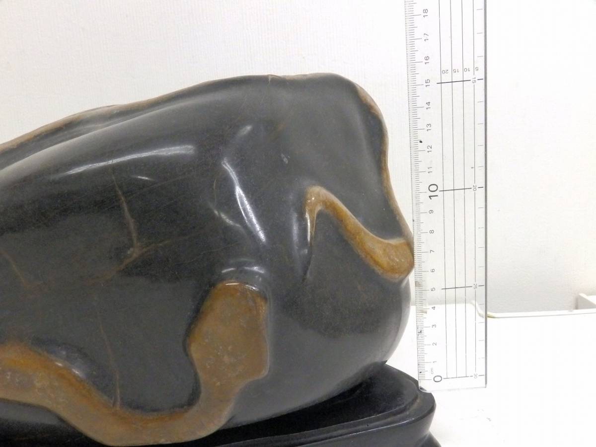 蛇紋石3．1kg 希少 蛇紋石 大サイズ 15kg 鑑賞石 台座付属 天然石 置物