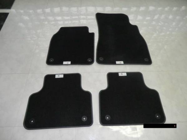 ★ アウディーＱ７☆ 右Ｈ☆新品未使用☆純正フロアマット☆