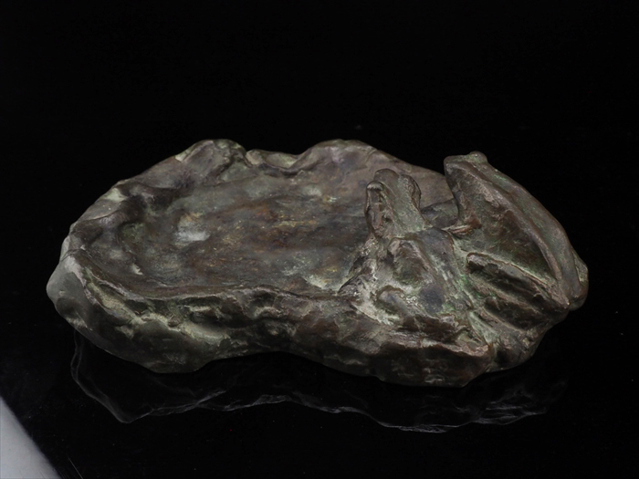 【夢工房】銅製 岩場 蛙 硯　691ｇ　幅16.6㎝　　C752