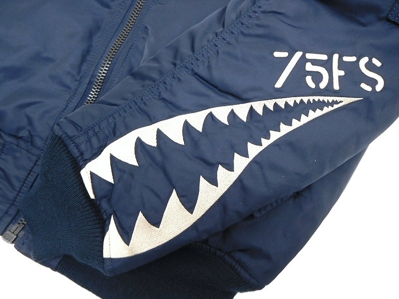 新品 AVIREX アヴィレックス 軽量 刺繍 ワッペン FLYING SHARKS MA-1 リバーシブル 中綿 フライトジャケット ブルゾン ネイビー M z1211_10 AVIREX アヴィレックス 刺繍 ワッペン&刺繍デコ ミリタリーシャツエアパトロール S