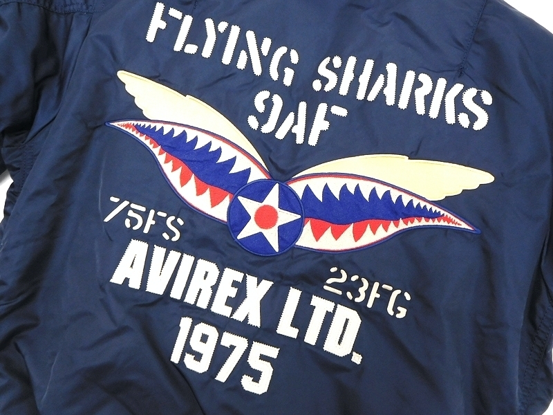 新品 AVIREX アヴィレックス 軽量 刺繍 ワッペン FLYING SHARKS MA-1 リバーシブル 中綿 フライトジャケット ブルゾン ネイビー M z1211_10 AVIREX アヴィレックス 刺繍 ワッペン&刺繍デコ ミリタリーシャツエアパトロール S