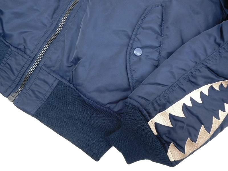 新品 AVIREX アヴィレックス 軽量 刺繍 ワッペン FLYING SHARKS MA-1 リバーシブル 中綿 フライトジャケット ブルゾン ネイビー M z1211_10 AVIREX アヴィレックス 刺繍 ワッペン&刺繍デコ ミリタリーシャツエアパトロール S