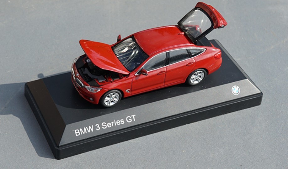 中古品 1⁄43 ミニチャンプス M3 セダン 2020 レッド 1⁄43 BMW M3