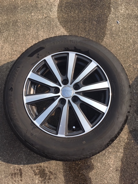 ホイール：ENKEI SMACK VI-R タイヤ：BS NEXTRY 195/65R15　トヨタ プリウス30 
