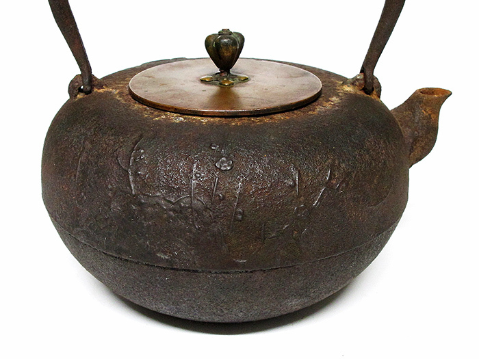 南部巌鷲堂造 槍梅福寿文丸形鉄瓶