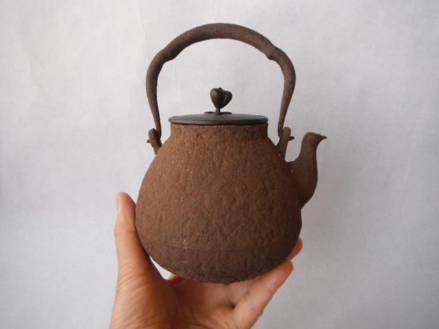  古い煎茶道具 小ぶり 古作鉄瓶 龍文堂造 銅蓋 岩肌(鉄瓶)｜売買されたオークション情報、yahooの商品情報をアーカイブ公開 - オークファン 鉄瓶
